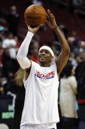 Philadelphia 76ers guard Allen Iverson warms up before playing against the Denver Nuggets in their NBA basketball game in Philadelphia, Pennsylvania, December 7, 2009. Iverson has returned to the 76ers after being traded to the Nuggets in 2006.[Xinhua/Reuters]