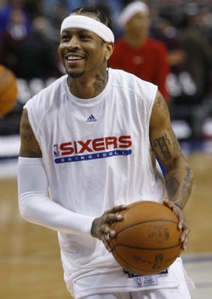 Philadelphia 76ers guard Allen Iverson smiles as he warms up before playing against the Denver Nuggets in their NBA basketball game in Philadelphia, Pennsylvania, December 7, 2009.[Xinhua/Reuters]