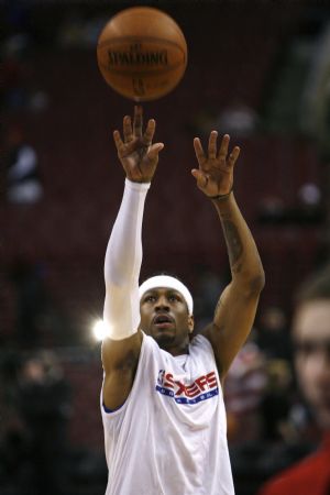 Philadelphia 76ers guard Allen Iverson warms up before playing against the Denver Nuggets in their NBA basketball game in Philadelphia, Pennsylvania, December 7, 2009. [Xinhua/Reuters]