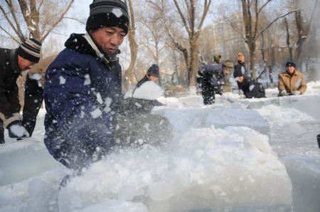 Workers build snow and ice scenery with ice cubes at the Disney Ice and Snow World in Harbin, capital of northeast China&apos;s Heilongjiang Province, Dec. 7, 2009. The Disney Ice and Snow World in Harbin is under construction now and will open to tourists on Dec. 20.[Zhang Qingyun/Xinhua]