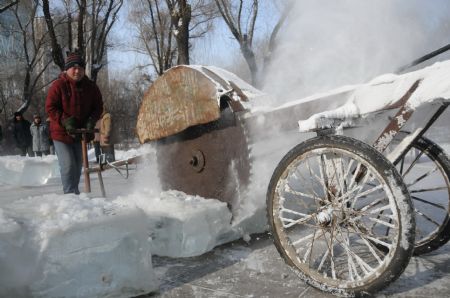  Workers cut ice cubes at the Disney Ice and Snow World in Harbin, capital of northeast China&apos;s Heilongjiang Province, Dec. 7, 2009. The Disney Ice and Snow World in Harbin is under construction now and will open to tourists on Dec. 20.[Zhang Qingyun/Xinhua]