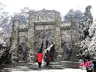 The frost, also known as 'Wusong', or rime, usually appears during winter in the areas surrounding the Songhua River. This unusual phenomenon is the result of interaction between the cold air and warm vapor from the nearby river. Beautiful rime in Jilin is regarded as one of China's four natural wonders along with the landscape of mountains and waters in Guilin, Guangxi Zhuang Autonomous Region, the Stone Forest in Yunnan province, and the Three Gorges along the Yangtze River. [Photo by Zhang Yue]