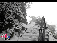 The frost, also known as 'Wusong', or rime, usually appears during winter in the areas surrounding the Songhua River. This unusual phenomenon is the result of interaction between the cold air and warm vapor from the nearby river. Beautiful rime in Jilin is regarded as one of China's four natural wonders along with the landscape of mountains and waters in Guilin, Guangxi Zhuang Autonomous Region, the Stone Forest in Yunnan province, and the Three Gorges along the Yangtze River. [Photo by Zhang Yue]