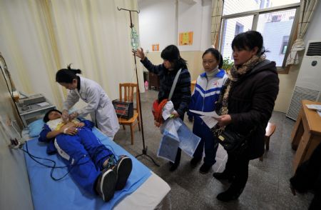 A student injured during the stampede receives treatments in a Hospital in Xiangtan City, central China&apos;s Hunan Province, Dec. 8, 2009. Eight teenagers were confirmed dead and 26 others injured in a stampede at the privately-run Yucai Middle School in Xiangxiang, a small city in Xiangtan.[Xinhua]