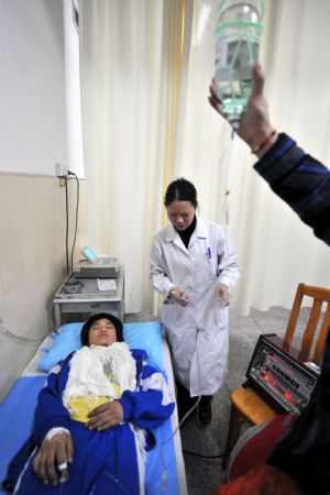 A student injured during the stampede receives treatments in a Hospital in Xiangtan City, central China&apos;s Hunan Province, Dec. 8, 2009. [Xinhua]