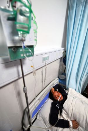 A student injured during the stampede receives treatments in a Hospital in Xiangtan City, central China&apos;s Hunan Province, Dec. 8, 2009. [Xinhua]