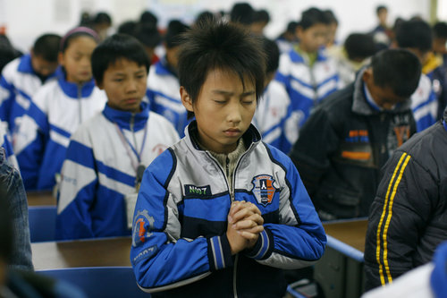 Students of a Xiangxiang school observe a minute&apos;s silence on Tuesday to mourn the deaths of their classmates. [Xinhua]