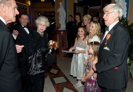 Britain&apos;s Queen Elizabeth (3L) and Prince Philip (L) meet comedian Frank Carson (R) before the Royal Variety Performance in Blackpool, northern England December 7, 2009.[Xinhua/Reuters]