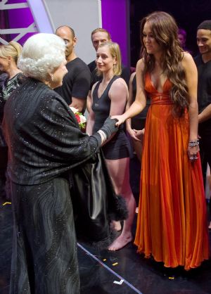 Britain&apos;s Queen Elizabeth (L) meets U.S. singer Miley Cyrus after the Royal Variety Performance in Blackpool, England December 7, 2009.[Xinhua/Reuters]