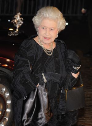  Britain&apos;s Queen Elizabeth arrives for the Royal Variety Performance at the Opera House in Blackpool, northern England December 7, 2009.[Xinhua/Reuters]