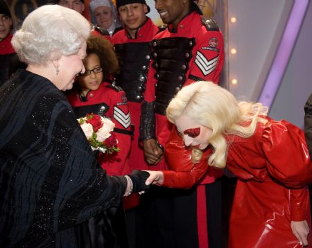 Britain&apos;s Queen Elizabeth (L) meets American singer Lady Gaga following the Royal Variety Performance in Blackpool December 7, 2009.[Xinhua/Reuters]