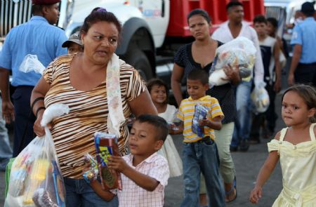 Local citizens receive free food in Managua, capital of Nicaragua, Dec. 7, 2009.[Xinhua]