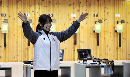 Konomoto Maki of Japan waves to the spectators after the women&apos;s final of the 10m Air Rifle in the 2009 East Asian Games at South China Athletic Association in Hong Kong on Dec. 8, 2009. Konomoto Maki won the gold with 501.4 rings in total.[Xinhua]