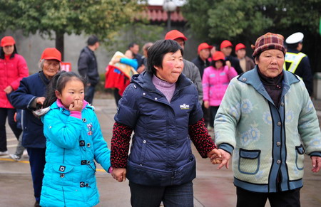 Resettlers arrive at their new home in Yicheng City, 300 km away from their former hometown, in the fertile valley formed by the Yangtze&apos;s tributary Hanjiang River December 8, 2009.[Xinhua]