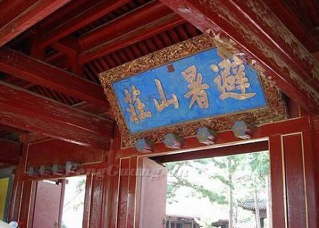 Chengde Summer Palace is located north of Chengde City and is the largest surviving royal garden in China, occupying an area of 564,000 square meters, even bigger than the Summer Palace in Beijing.