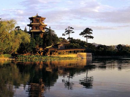 Chengde Summer Palace is located north of Chengde City and is the largest surviving royal garden in China, occupying an area of 564,000 square meters, even bigger than the Summer Palace in Beijing.