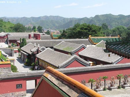 Chengde Summer Palace is located north of Chengde City and is the largest surviving royal garden in China, occupying an area of 564,000 square meters, even bigger than the Summer Palace in Beijing.