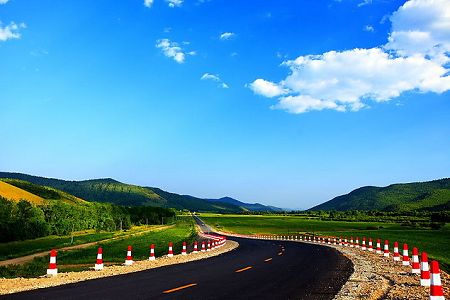 Hulunbeier Grasslands is considered as the finest pasture in China. In the summer, visitors can go horseback riding and watch horseracing and wrestling matches.