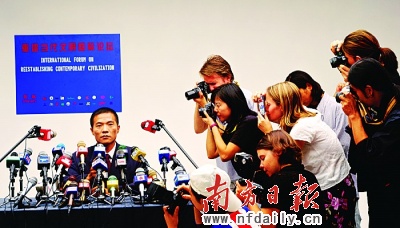 Wang Qingsong's 'Forum' is a posed photograph to point out the irony of a social situation. It belongs to conceptual photography.