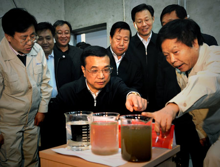Chinese Vice Premier Li Keqiang (C) visits the Chinese Research Academy of Environmental Sciences in Beijing, capital of China, Dec. 8, 2009.