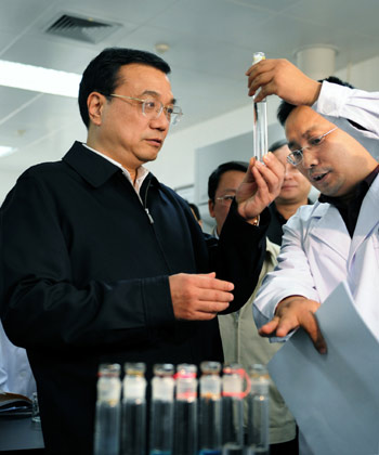 Chinese Vice Premier Li Keqiang (C) visits the Chinese Research Academy of Environmental Sciences in Beijing, capital of China, Dec. 8, 2009. 
