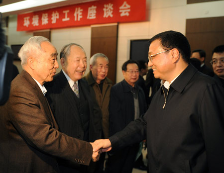Chinese Vice Premier Li Keqiang (R) meets with experts during a symposium on environmental protection in Beijing, capital of China, Dec. 8, 2009.