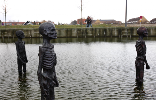 Sculptures representing the climate refugees are placed in water in Copenhagen, December 9, 2009.Climate change stands to drive as many as one billion people from their homes over the next four decades, the International Organization for Migration said in a study Tuesday.[