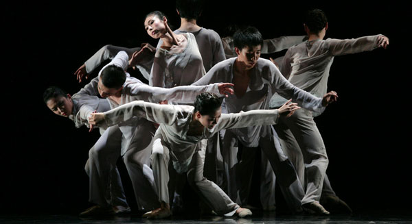 Dancers perform 'Luminous', a chapter of the contemporary ballet 'Prism' presented by Beijing Contemporary Dance Theater on August 28, 2009.