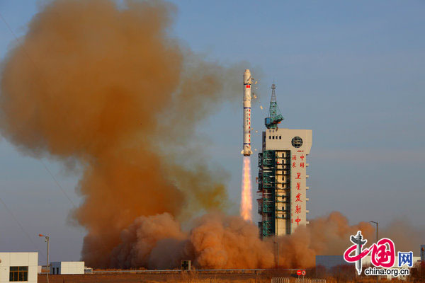 A Long March 2D rocket carrying the remote-sensing satellite &apos;Yaogan VII&apos; lifts off from the Jiuquan Satellite Launch Center in northwestern Gansu Province, December 9, 2009. It will be mainly used for scientific experiment, land resources survey, crop yield estimates and disaster prevention and reduction.[CFP]