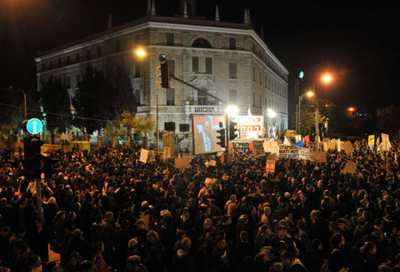 Thousands of Israeli right wing demonstrators attend a rally protesting against settlement freeze at Paris Square in Jerusalem, Dec. 9, 2009. Israel announced on Nov. 25 a 10-month freeze on construction in Jewish settlements in the West Bank to revive peace talks with Palestinians. [Xinhua] 