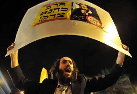 An Israeli rightist shouts as thousands of right wing demonstrators hold a rally protesting against settlement freeze at Paris Square in Jerusalem, Dec. 9, 2009. [Xinhua]