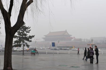 The Tiananmen Square is seen in a foggy day in central Beijing, Dec. 10, 2009. A heavy fog cloaked the city of Beijing Thursday. [Yin Dongxun/Xinhua]