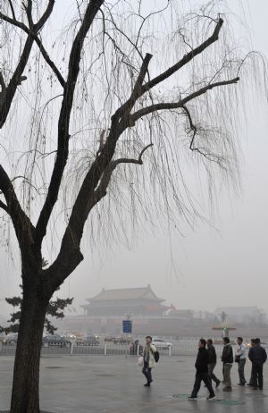 The Tiananmen Square is seen in a foggy day in central Beijing, Dec. 10, 2009. A heavy fog cloaked the city of Beijing Thursday. [Yin Dongxun/Xinhua]