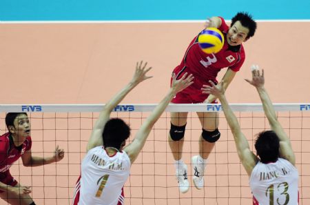 Ito Katsuaki (2nd R) of Japan spikes the ball during the men&apos;s volleyball final with China at the 2009 East Asian Games in Hong Kong, south China, on Dec. 9, 2009. China won the gold after winning 3-2. [Tao Xiyi/Xinhua] 