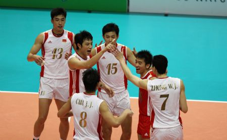 Players of China celebrate a point during the men&apos;s volleyball final with Japan at the 2009 East Asian Games in Hong Kong, south China, on Dec. 9, 2009. [Duan Zhuoli/Xinhua]