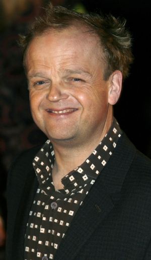 Actor Toby Jones arrives for the World Premiere of &apos;St Trinian&apos;s 2: The Legend of Fritton&apos;s Gold&apos; at Leicester Square in London December 9, 2009. [Xinhua/Reuters]