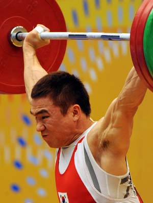 Kim Kwang-hoon of South Korea competes in the men&apos;s 77kg weightlifting final at the 2009 East Asian Games in Hong Kong, south China, on Dec. 9, 2009. Kim Kwanghoon won the gold medal with a combined weight of 352kg.[Song Zhenping/Xinhua]