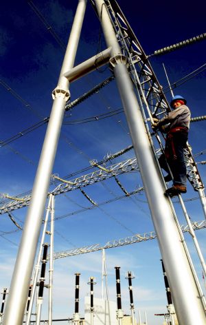 An electrician conducts on spot technical inspection and debugging to the apparatus of the 330 kilovoltage booster substation, at the Jiuquan Dongfeng Electricity Generation Field, in Guazhou County of Jiuquan City, northwest China&apos;s Gansu Province, Dec. 8, 2009.[Zhu Shiliang/Xinhua]