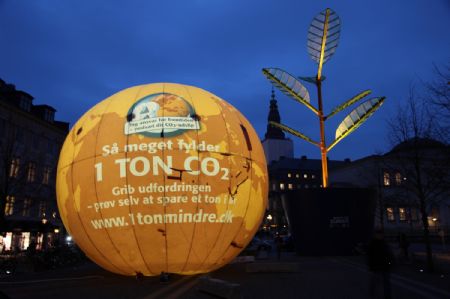 A balloon with &apos;This is the size of one tonne CO2&apos; written on it is seen in Copenhagen, capital of Denmark, Dec. 9, 2009, on the occasion of the United Nations Climate Change Conference. [Lin Miao/Xinhua]