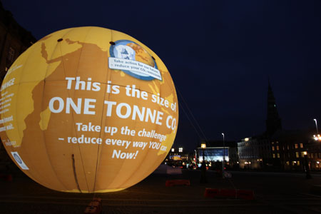  A balloon with &apos;This is the size of one tonne CO2&apos; written on it is seen in Copenhagen, capital of Denmark, Dec. 9, 2009, on the occasion of the United Nations Climate Change Conference. [Lin Miao/Xinhua]