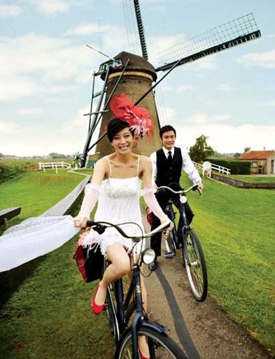 Hong Kong actor Gallen Law Ka-Leung and Chinese mainland actress Su Yan have taken a wedding photo shoot in Holland for COSMO Bride magazine. The love birds will have their wedding ceremony on December 12, 2009 in Beijing. [COSMO Bride] 