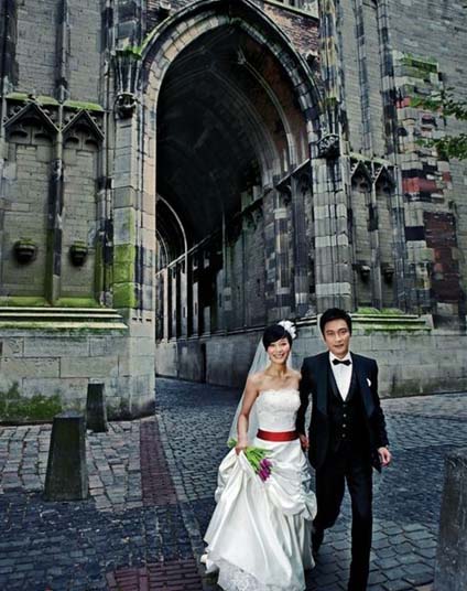 Hong Kong actor Gallen Law Ka-Leung and Chinese mainland actress Su Yan have taken a wedding photo shoot in Holland for COSMO Bride magazine. The love birds will have their wedding ceremony on December 12, 2009 in Beijing. [COSMO Bride] 