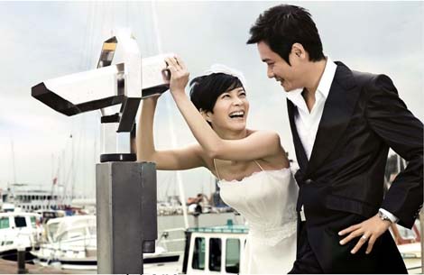 Hong Kong actor Gallen Law Ka-Leung and Chinese mainland actress Su Yan have taken a wedding photo shoot in Holland for COSMO Bride magazine. The love birds will have their wedding ceremony on December 12, 2009 in Beijing. [COSMO Bride] 