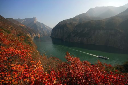 A passenger liner sails through the Wuxia Gorge on Yangtze River, presenting a beautiful scenery in the early winter, in southwest China&apos;s Chongqing Municipality, Dec. 4, 2009. [Wang Zhengkun/Xinhua]