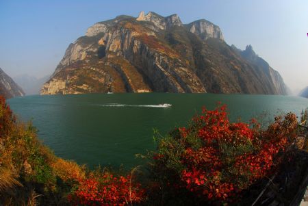 A passenger liner sails through the Wuxia Gorge on Yangtze River, presenting a beautiful scenery in the early winter, in southwest China&apos;s Chongqing Municipality, Dec. 4, 2009. [Wang Zhengkun/Xinhua]