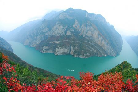 A passenger liner sails through the Wuxia Gorge on Yangtze River, presenting a beautiful scenery in the early winter, in southwest China&apos;s Chongqing Municipality, Dec. 4, 2009. [Wang Zhengkun/Xinhua]