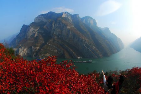 A passenger liner sails through the Wuxia Gorge on Yangtze River, presenting a beautiful scenery in the early winter, in southwest China&apos;s Chongqing Municipality, Dec. 4, 2009. [Wang Zhengkun/Xinhua]