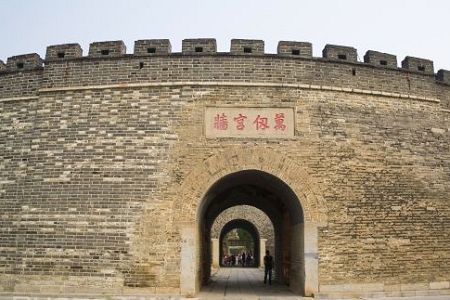 The Confucian Cemetery occupying more than 200 hectares, this cemetary has served as the family graveyard of Confucius and his descendants for more than 2,300 years. 