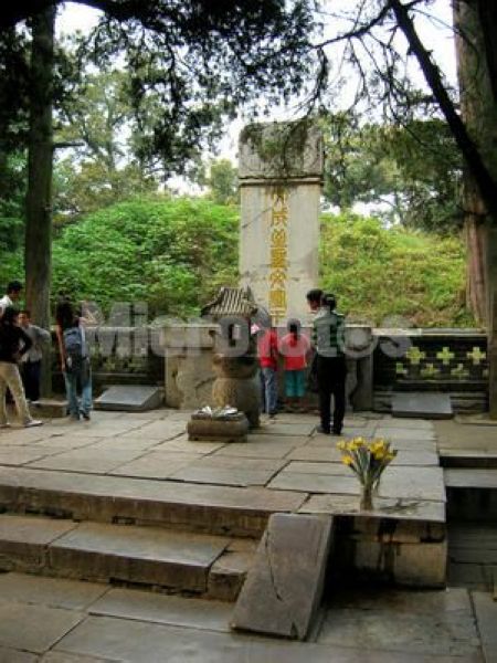 The Confucian Cemetery occupying more than 200 hectares, this cemetary has served as the family graveyard of Confucius and his descendants for more than 2,300 years. 