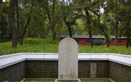 The Confucian Cemetery occupying more than 200 hectares, this cemetary has served as the family graveyard of Confucius and his descendants for more than 2,300 years. 